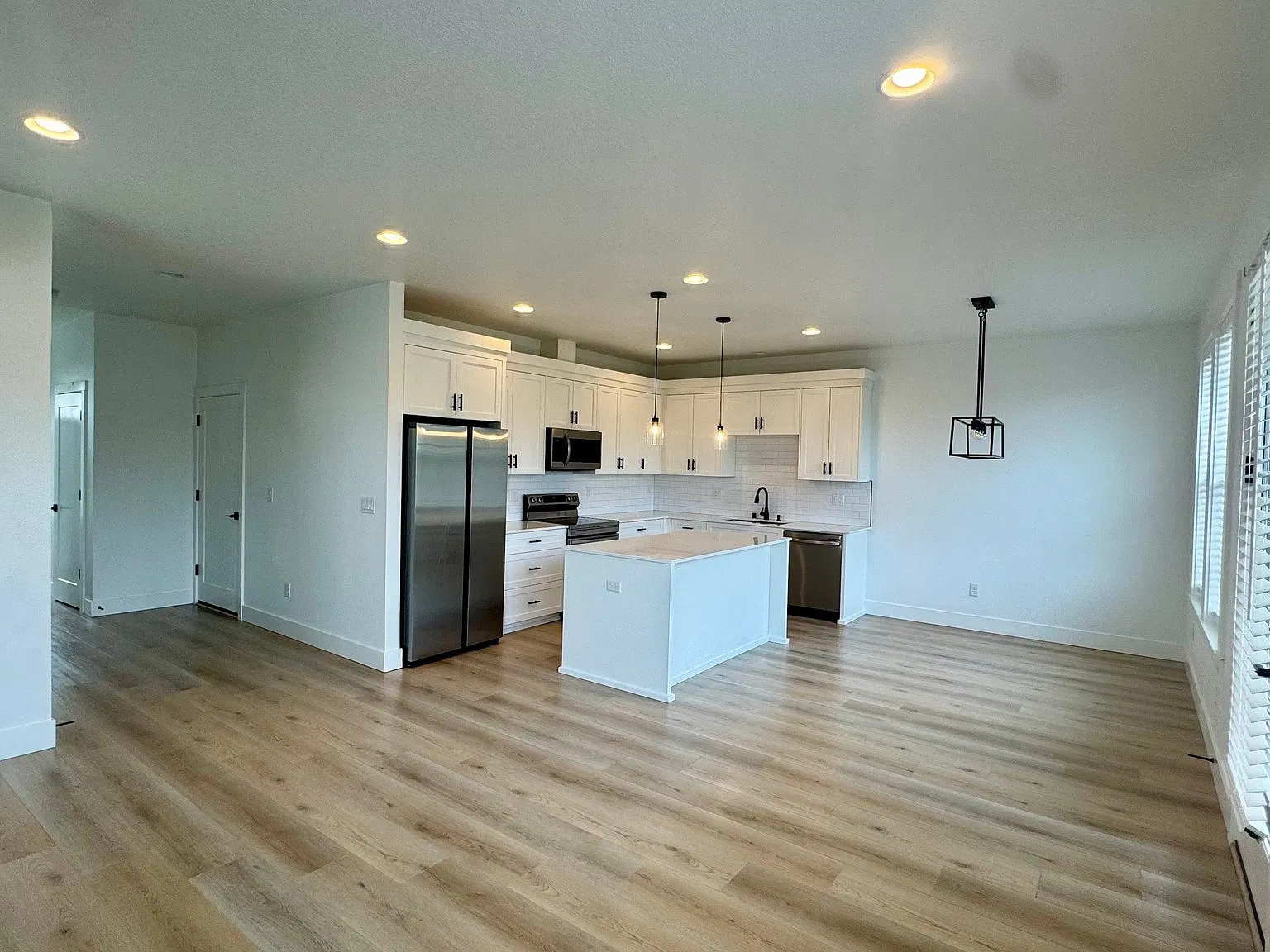 Modern 3-Bedroom Townhouse in Battle Ground - Built 2022 — Photo 4