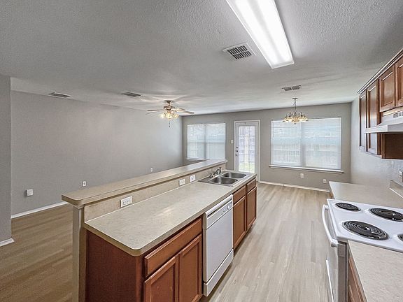 4th image of 2325 Kingsway Dr
