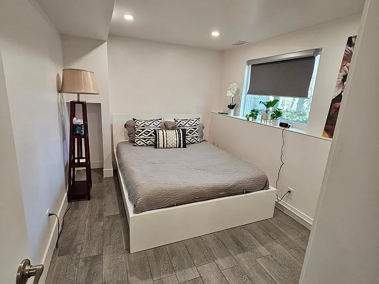 Bedroom with Queen size bed. opposite view.