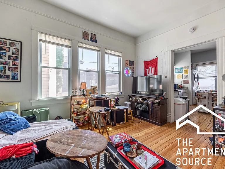 1245 W Barry Ave #B — Photo 1