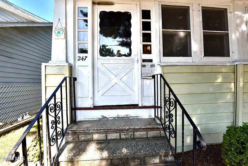 4th image of 247 Robinson Street