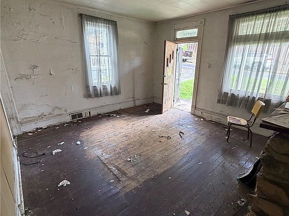 3rd image of 111 Patterson St