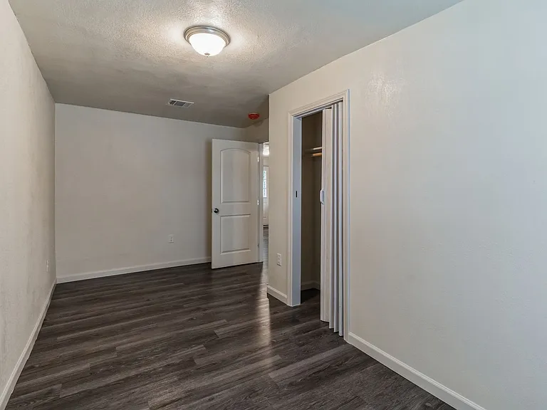 101 W Schreiner St — Photo 17