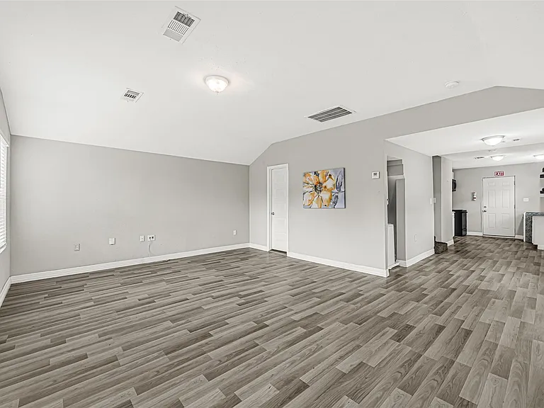 306 E 38th St — Photo 5