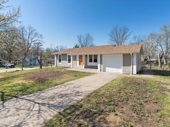 1401 Saint Theresa Ln, Saint Charles, MO 63304