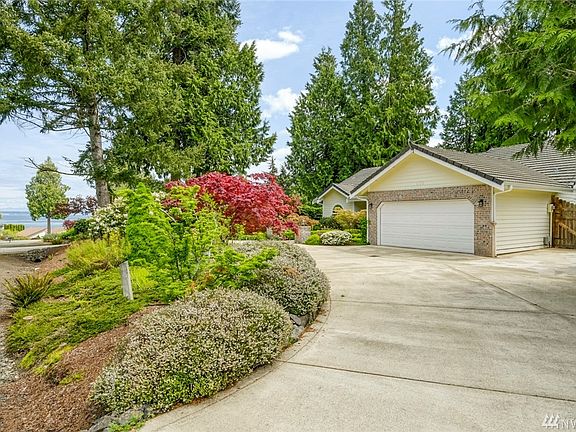 Circular driveway and a fenced side yard for ___?___ pets, or make it a an RV spot? Easy to manage grounds.
