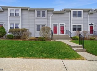 28 Village Dr, Hamburg, NJ