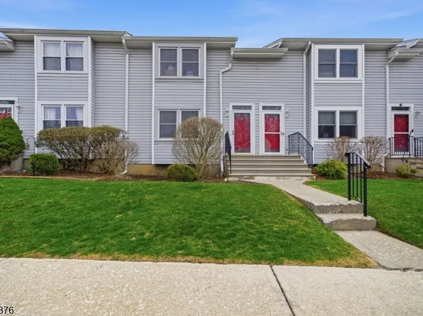 28 Village Dr, Hamburg Boro, NJ 07419