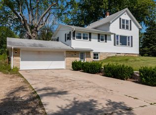 743 S Main St, Saukville, WI