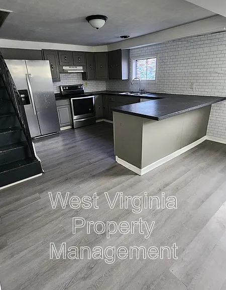 132 S Hill St — Photo 2