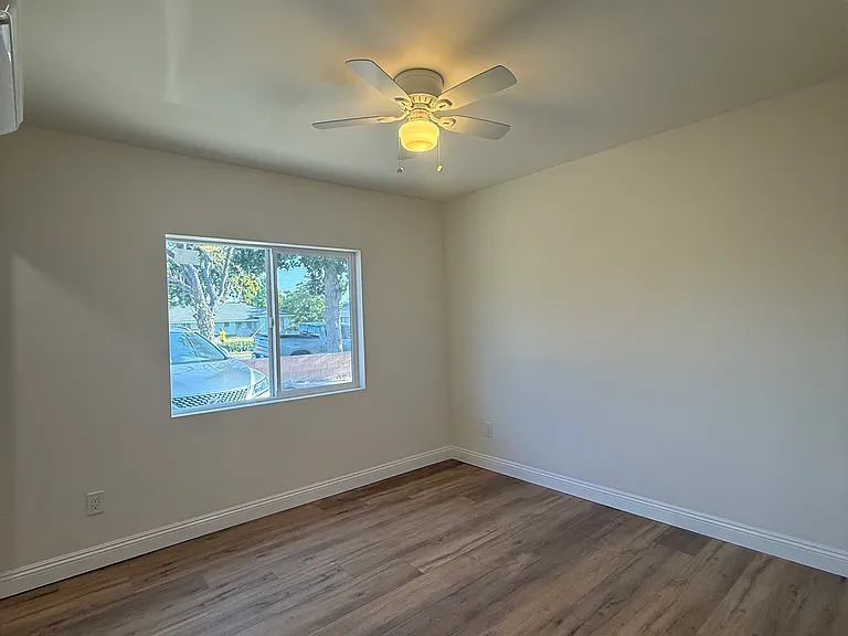 1515 E Rowland Ave — Photo 16