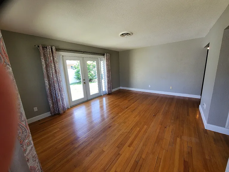 720 NE 17th Ct — Photo 12