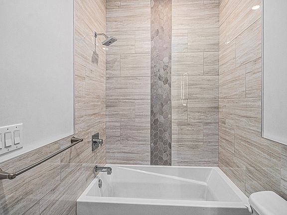 5th image of 1853 Hoffman St Unit 2