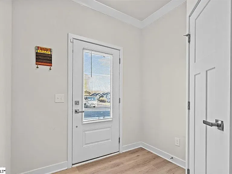 73 Connaught Ct — Photo 2