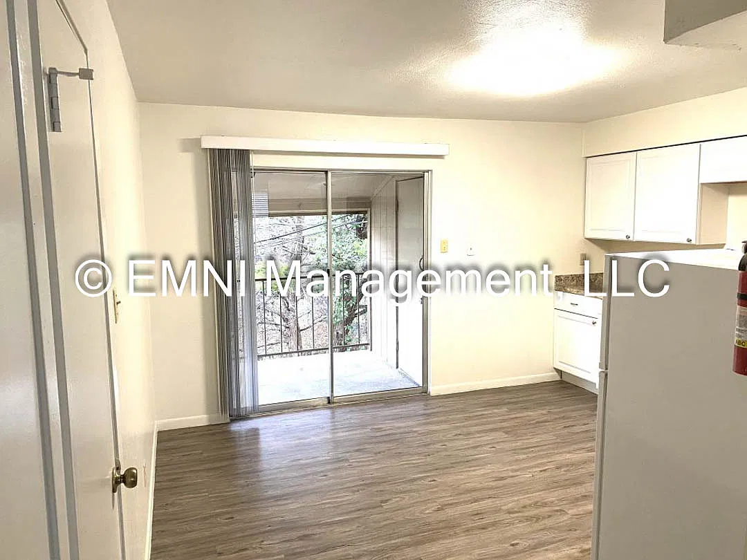 205 Oak Trail Drive — Photo 4