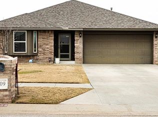 709 SW 43rd St, Moore, OK 73160