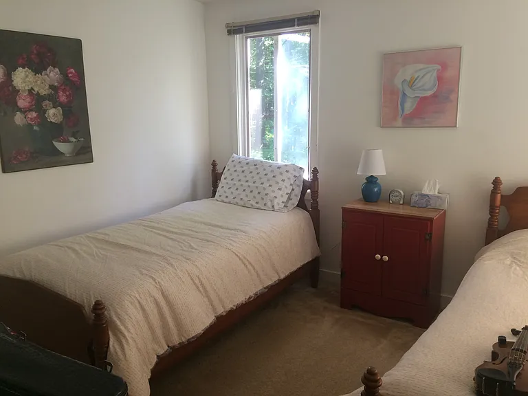 1st floor bedroom with 2 twin beds