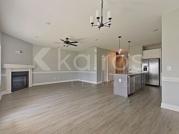 4th image of 3704 Oak Leaf Way #F