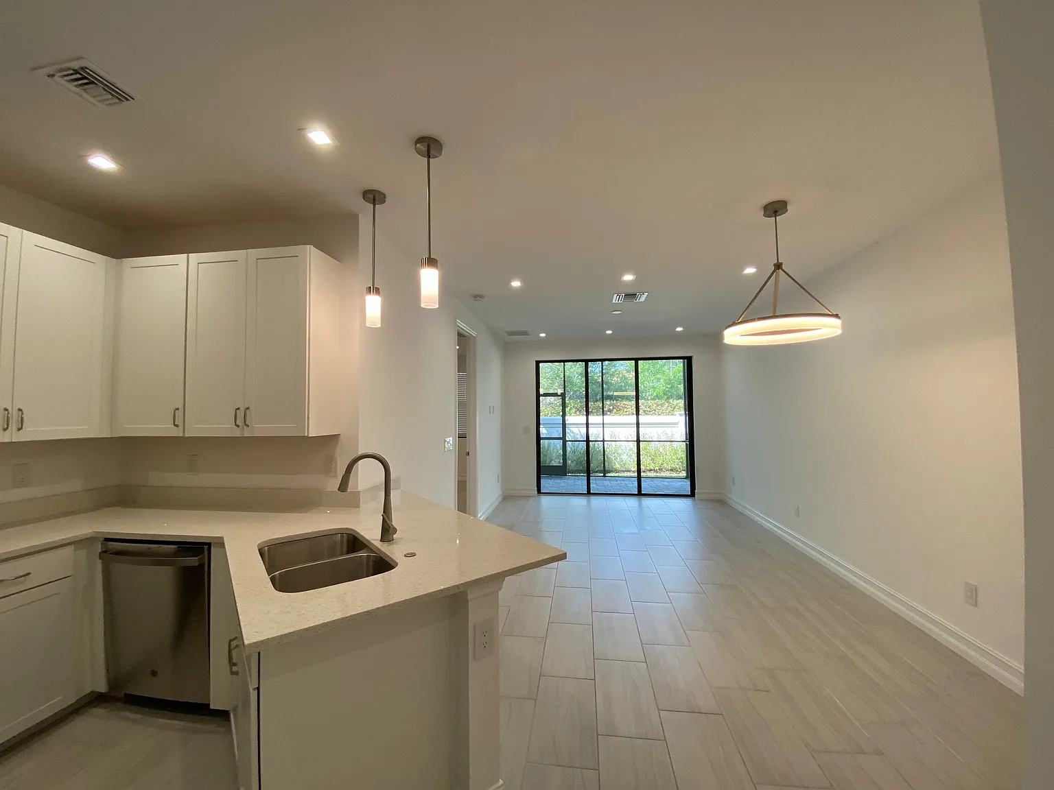 3 bed, 2.5 bath, 1643 sqft, $2,800 — Photo 3