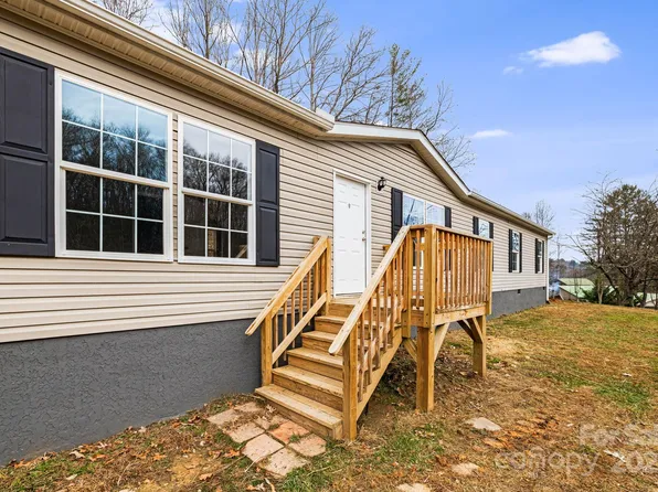 216 Windy Cove Dr, Horse Shoe, NC 28742