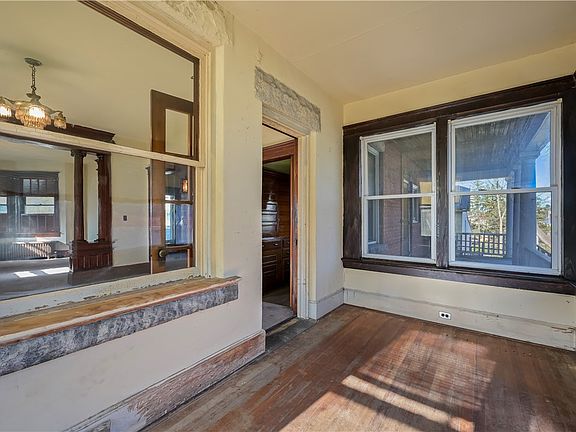 11th image of 616 E Main St