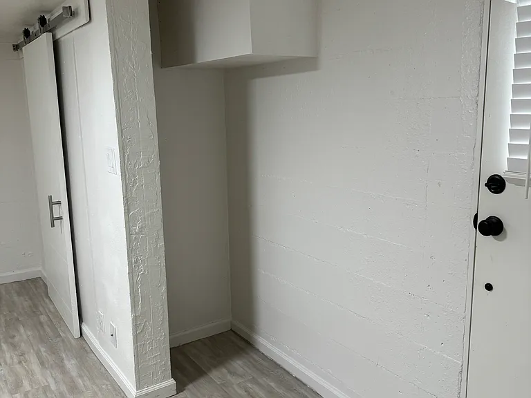 643 Thoma St #B — Photo 5