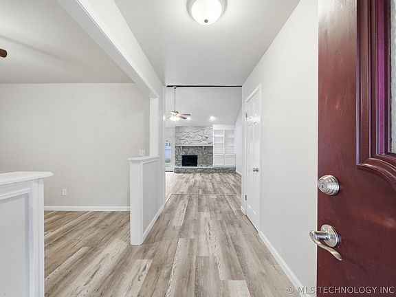 4th image of 117 W Timberlane Ct