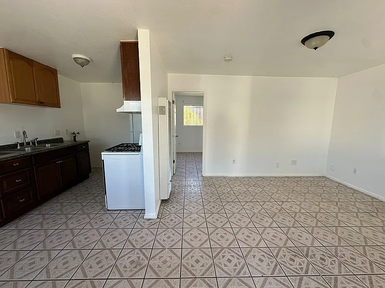 337 S 37th St #335 — Photo 9