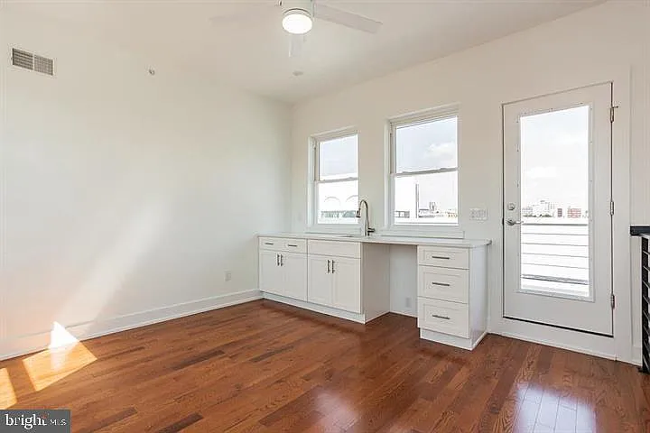 146 W Wildey St — Photo 17