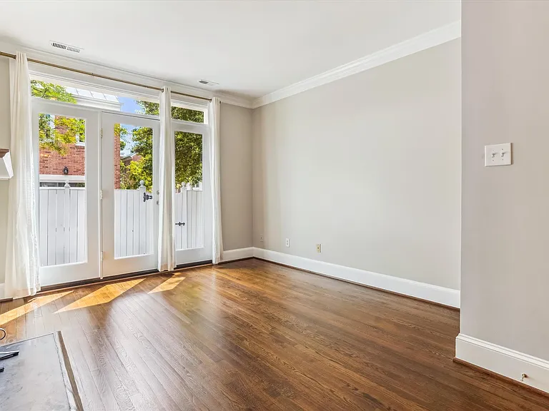 1158 N Pitt St — Photo 12