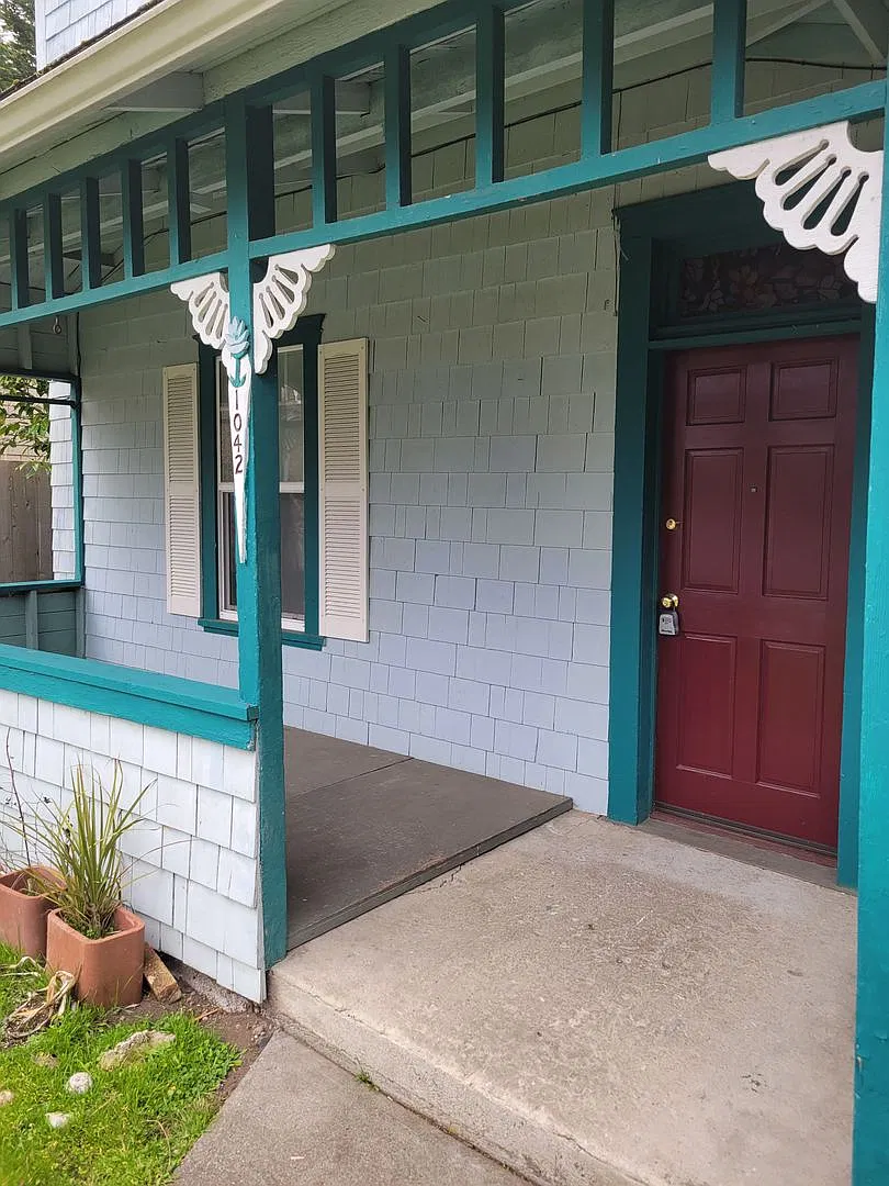 3 Bedroom, 1 Bath Uptown Victorian Port Townsend Home For Rent! — Photo 2