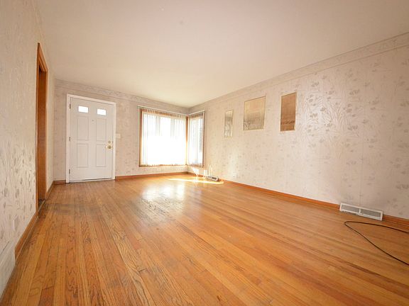 3rd image of 4626 Hirschberg Ave