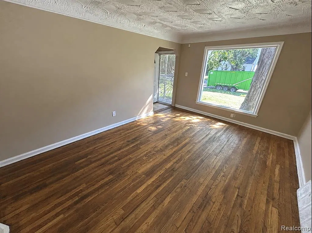 3 bed, 1.0 bath, 1100 sqft, $1,100 — Photo 2