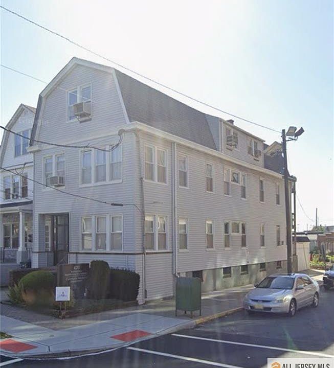 2nd image of 471 Lawrie St