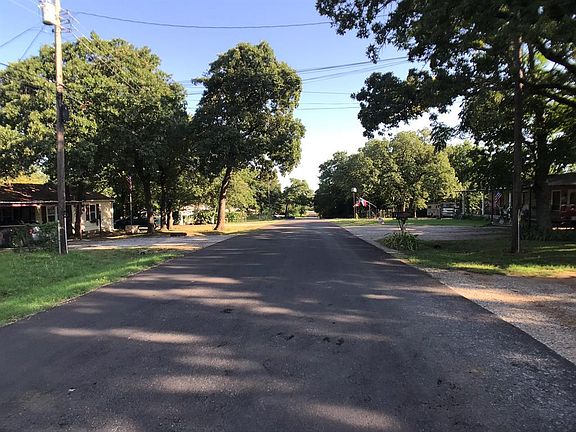 3rd image of 318 Center Ln