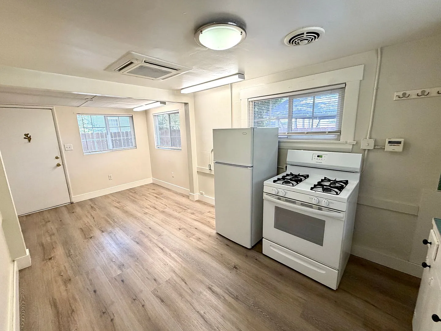 Charming Claremont Village Cottage Small but Mighty! — Photo 2