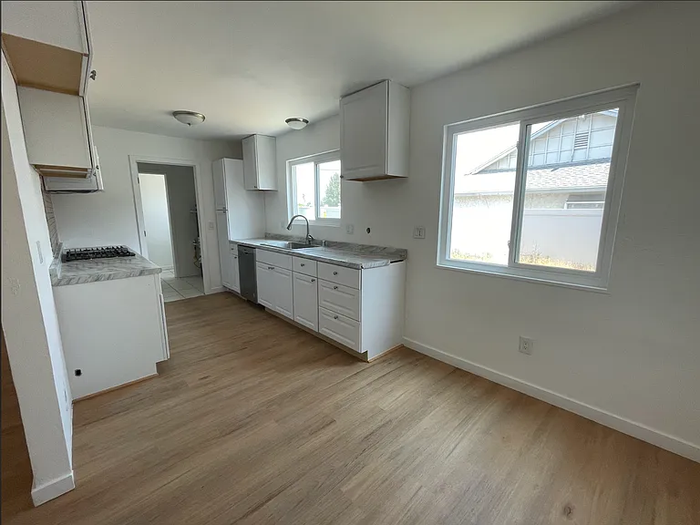 1368 Crownview Dr — Photo 2
