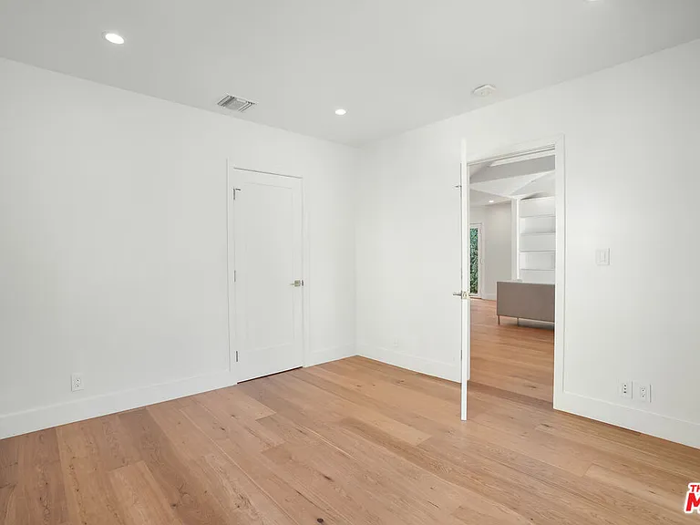 564 N Arden Blvd — Photo 16