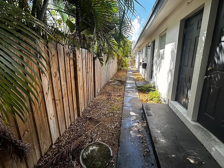 1213 SE 1st St #1-4 — Photo 7