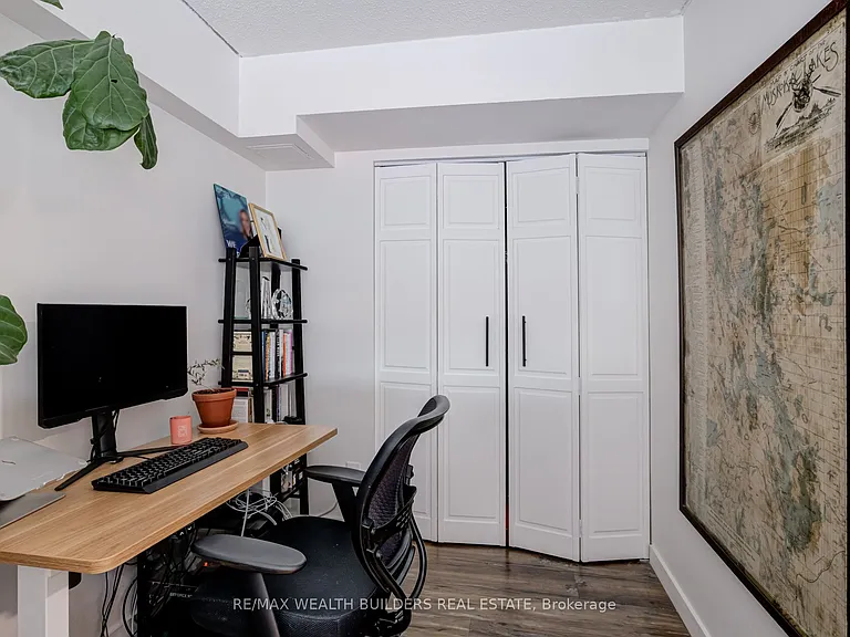 393 King St E #403 — Photo 18
