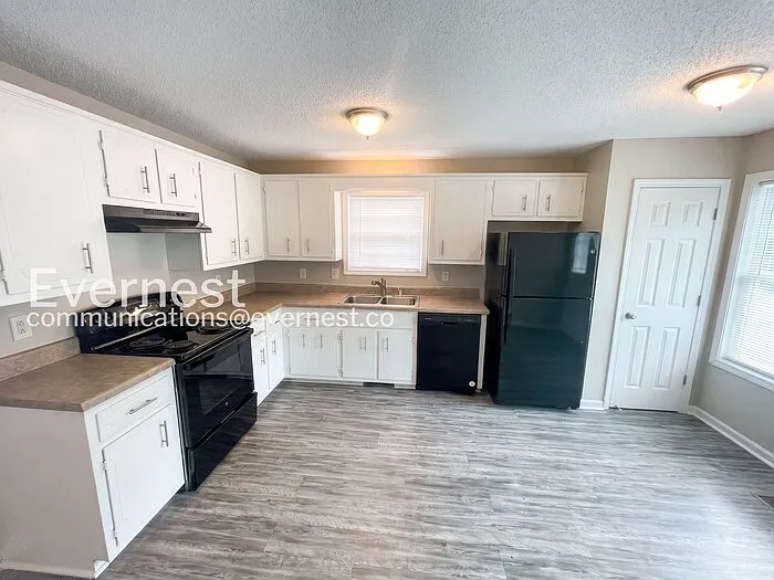 320 Donna Dr — Photo 5