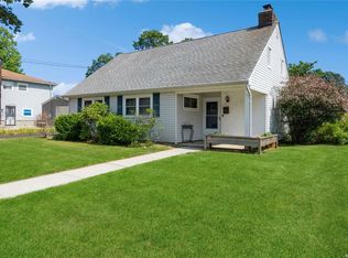 16 Florida Ave, Copiague, NY 11726