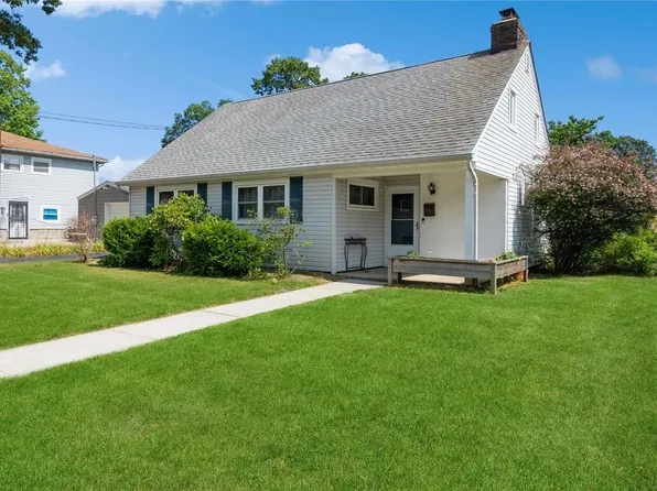 16 Florida Avenue, Copiague, NY 11726