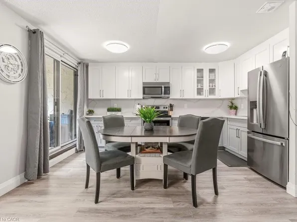 1066 Falgarwood Dr #154, Oakville, ON L6H 2P3