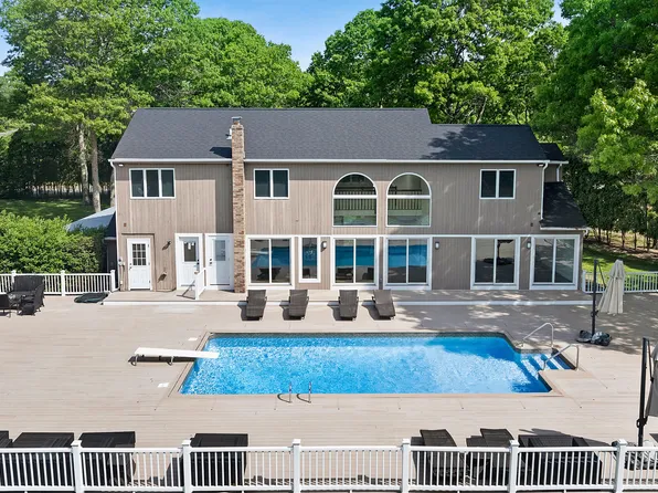133 Old Country Rd, East Quogue, NY 11942