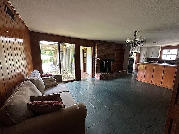 4th image of 2235 Vista Dr