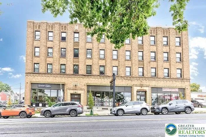 2 bed, 1.0 bath, 708 sqft, $1,600 — Photo 1
