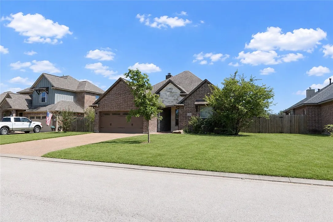 4 bed, 2.5 bath, 2000 sqft, $2,500 — Photo 2