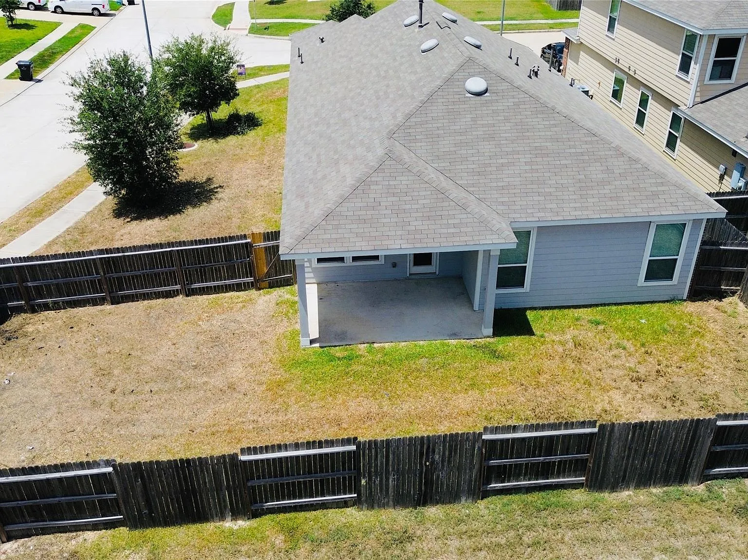 3 bed, 2.0 bath, 1698 sqft, $2,100 — Photo 2