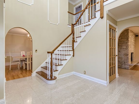 4th image of 467 W Dempster St